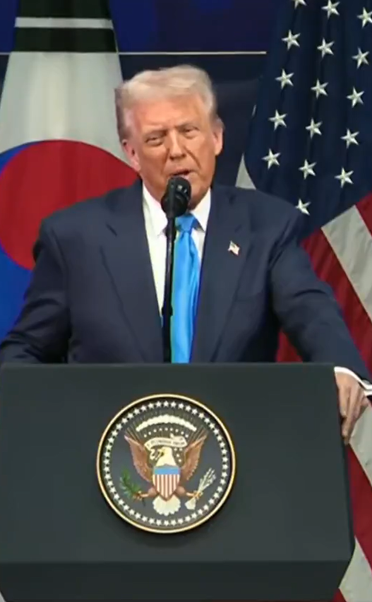 Imagen de Corea del Sur otorgó al presidente Trump una corona y un collar de oro, el premio de más alto nivel en la historia del país, la Gran Orden de Mugunghwa: , y el presidente Trump es el primer estadounidense en recibirlo.